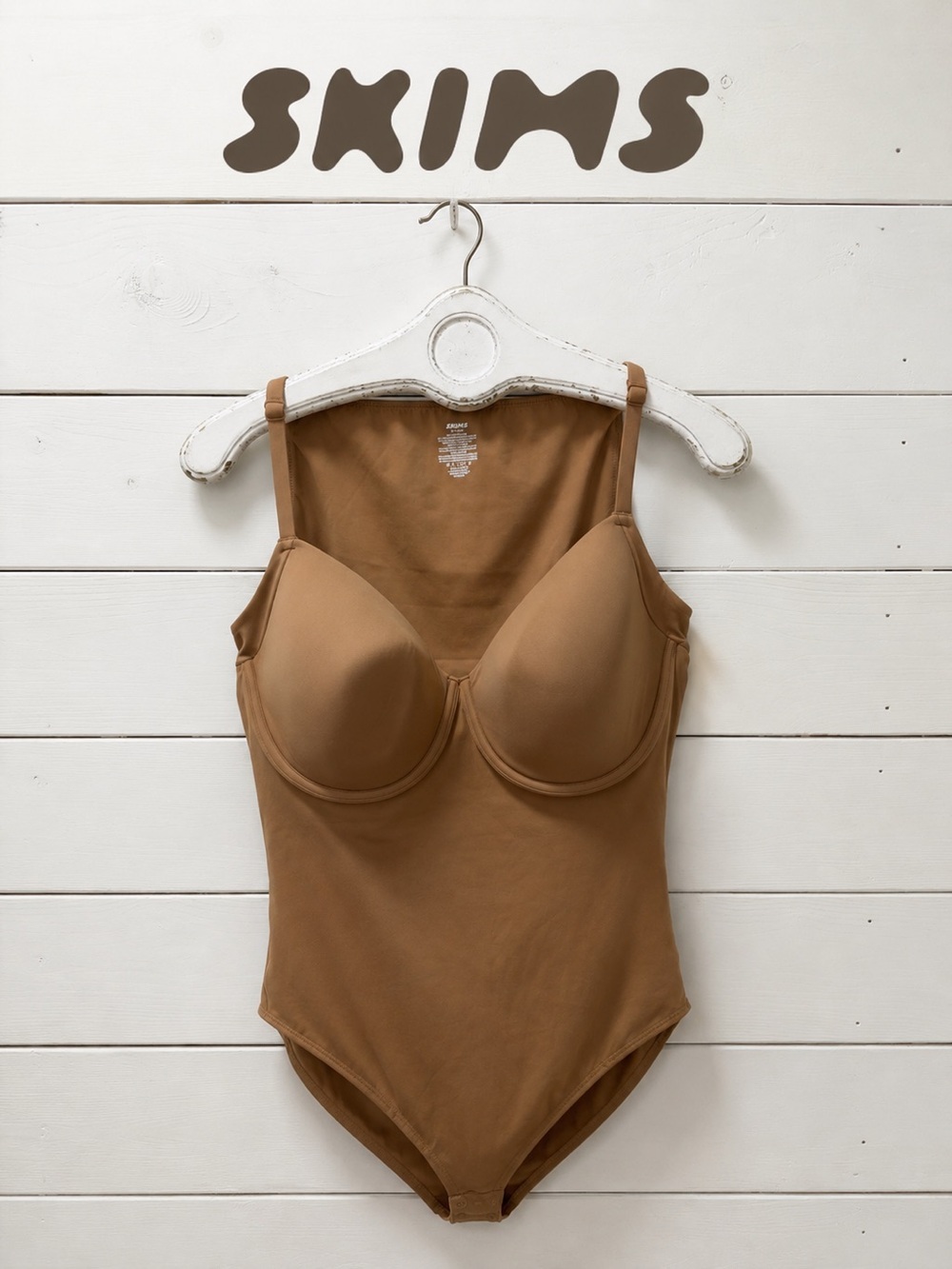 SKIMS Bodysuit – Tan / Nude – Size XL
First photo AI-generated. Actual item sho